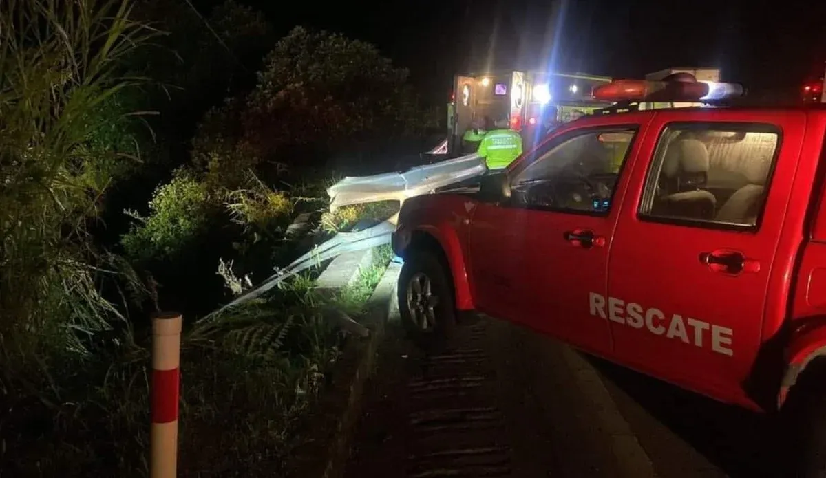 Accidente de tránsito en Alóag Santo Domingo bus cae a barranco