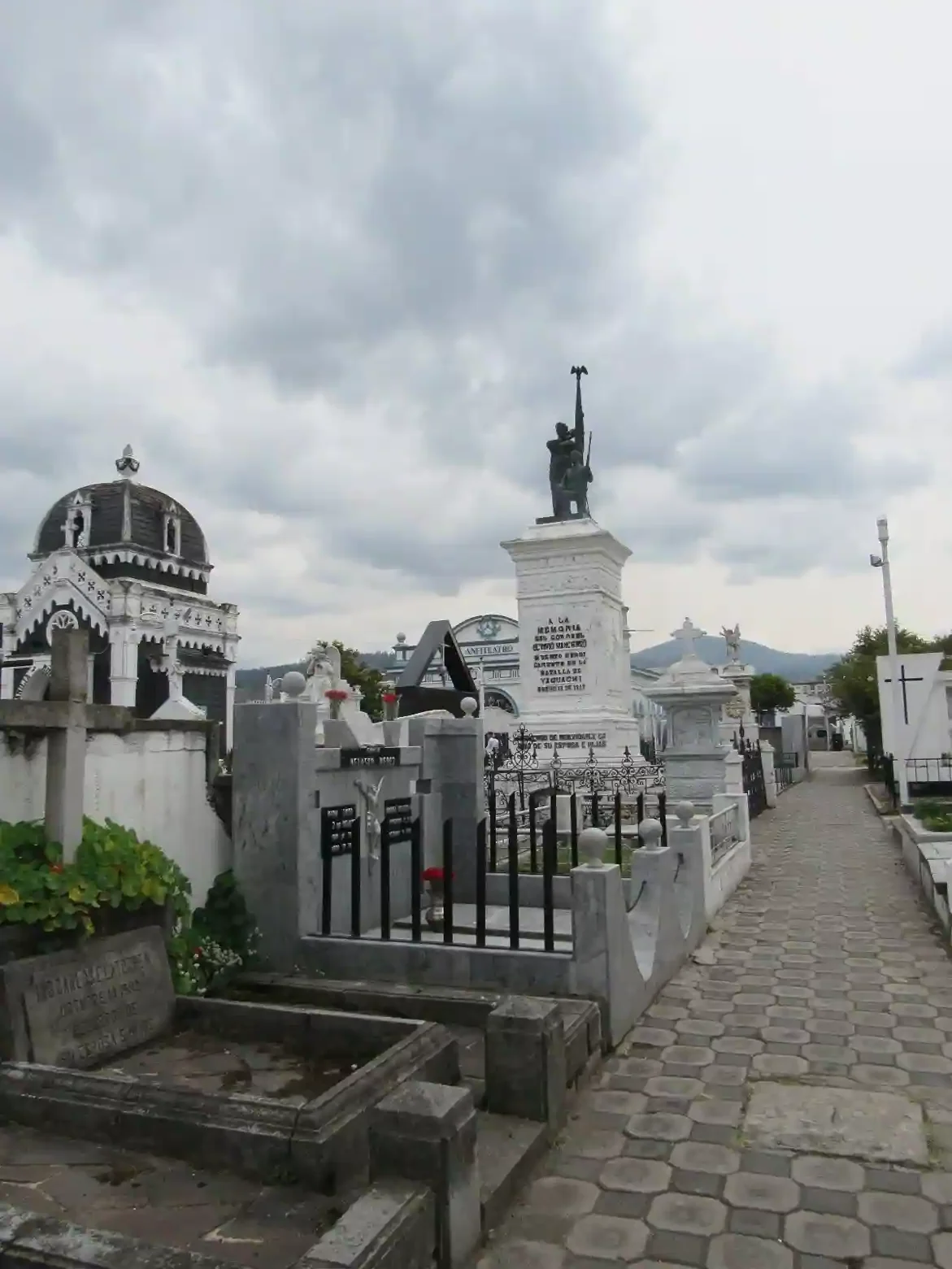 Actividades por el Día de los Difuntos en Cementerio de Riobamba