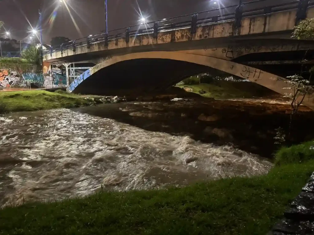 Río Tomebamba en alerta por fuertes lluvias