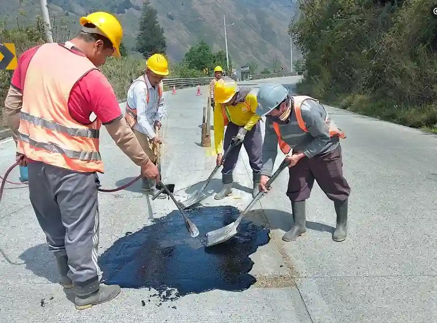 Trabajos de bacheo en la vía Balbanera–Pallatanga–Cumandá.