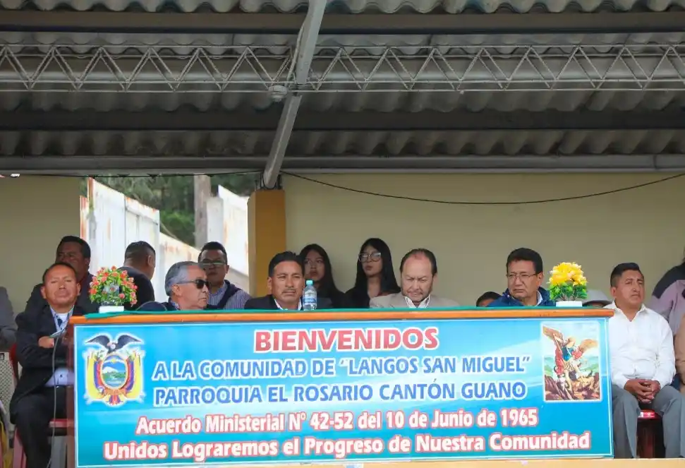 Patricio Lalama, gerente de la EERSA junto a Oswaldo Estrada, alcalde de Guano.