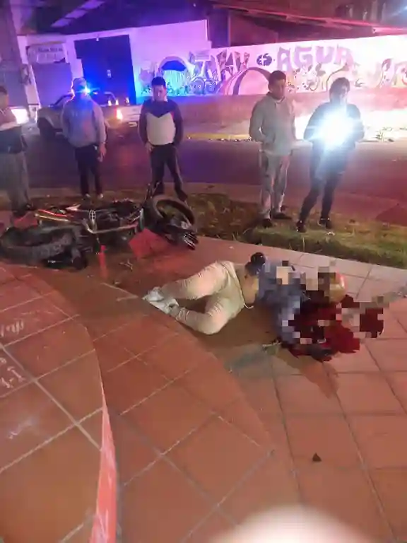 Un motociclista se dio perdió pista y se fue contra el monumento a La Vasija