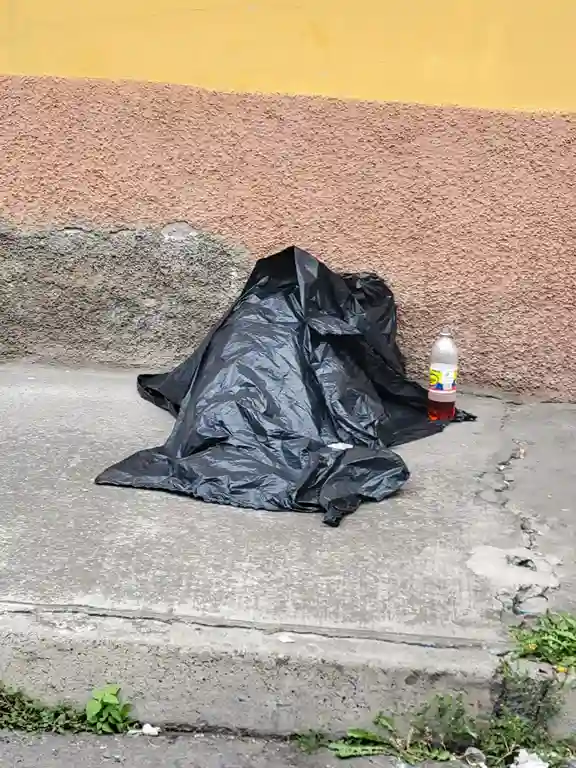 Un hombre fue hallado muerto en una calle de Riobamba. Al parecer, bebió copiosamente con un amigo, pero no resistió