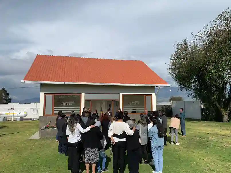 Los familiares tienen la posibilidad de celebrar una ceremonia religiosa o cualquier otro oficio antes que el cuerpo ingrese al horno crematorio de Dignity.