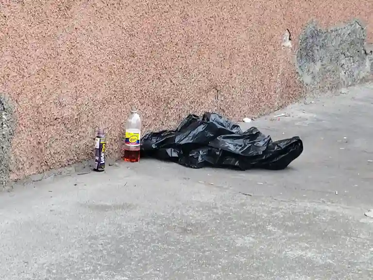 Las 2 botellas y la funda que lo cubrieron quedaron sobre la vereda como mudos testigos del hecho