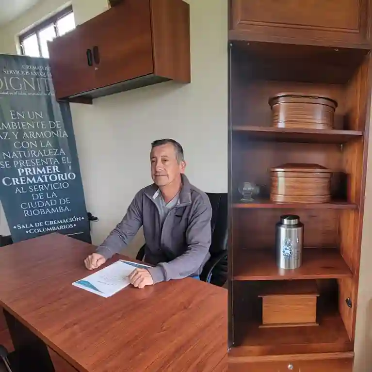 Galo Ruales Jiménez, representante legal de Servicios Exequiales Dignity, y algunos de los cofres