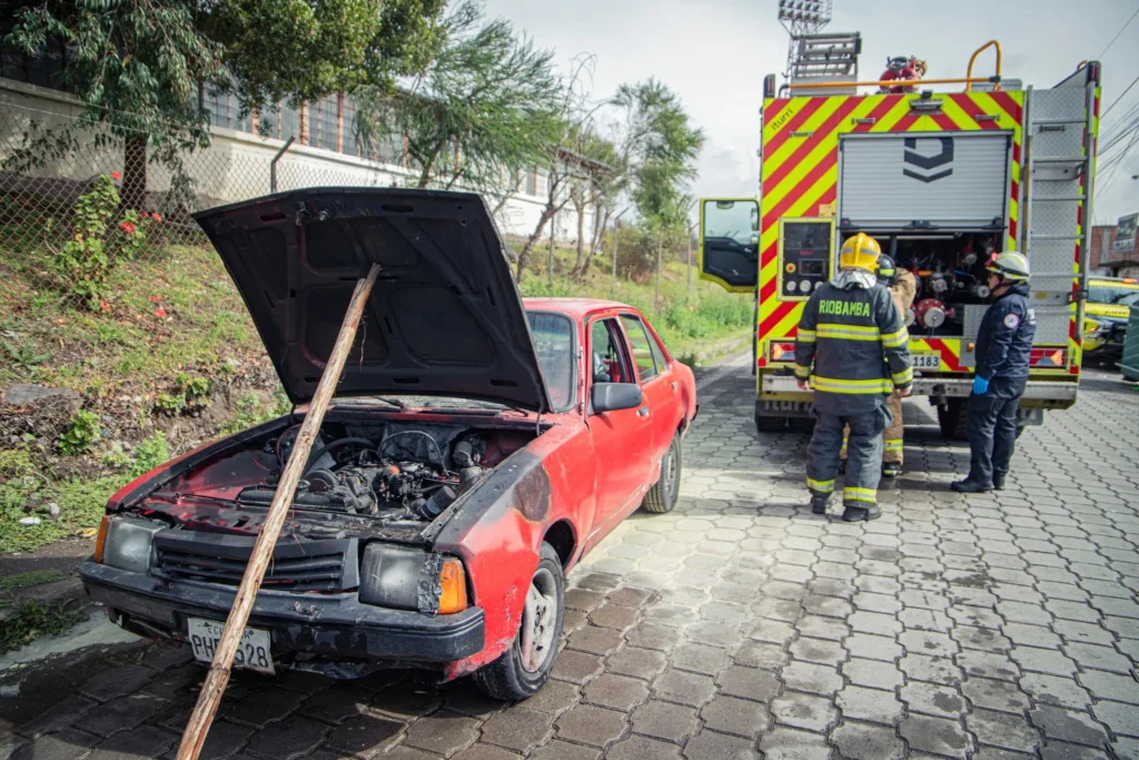 Incendio en vehículo fue controlado en Riobamba