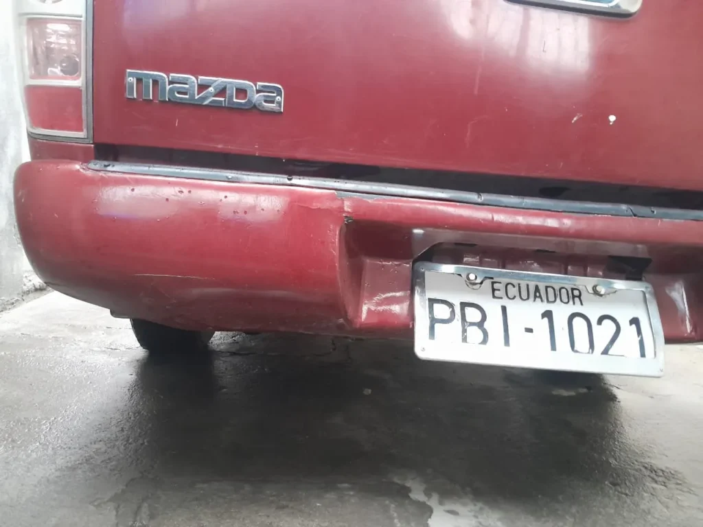Camioneta Mazda doble cabina robada en Los Shyris, Riobamba