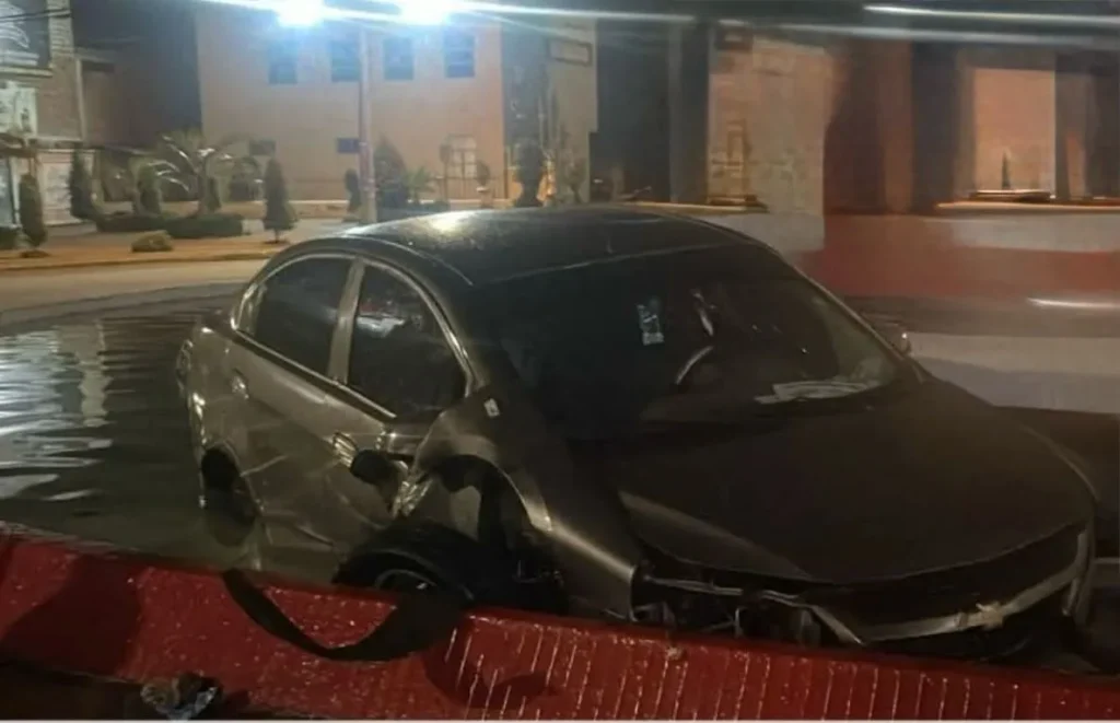 Vehículo cayó en la pileta del Terminal Terrestre de Riobamba