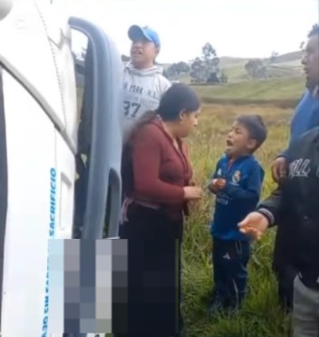 Camión volcado en Colta