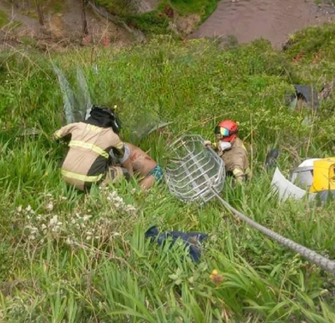 Cuerpo sin vida de un hombre en la quebrada de la vía a Píllaro. https://laprensa.com.ec/