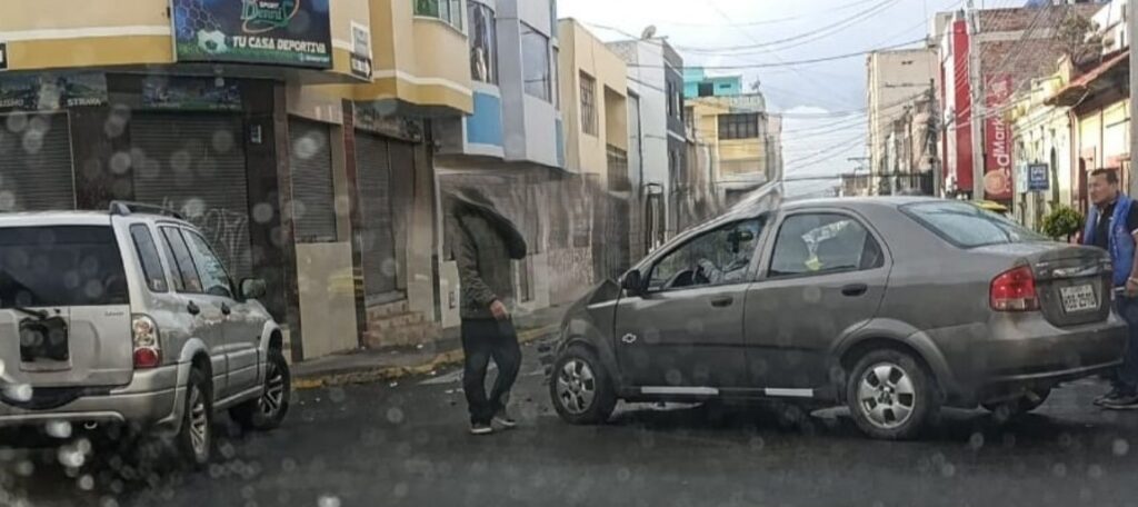 Accidente de tránsito en las calles Ayacucho y Vicente Rocafuerte