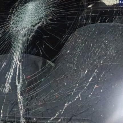Extranjero habría lanzado una roca contra un taxi