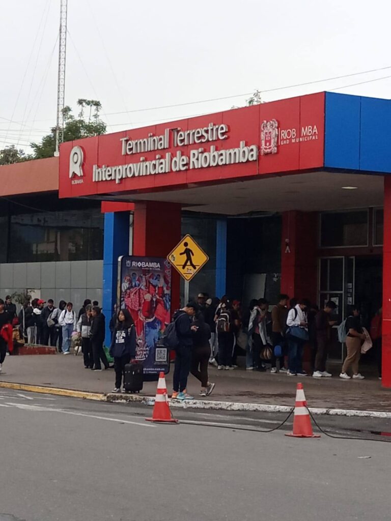 Largas filas en el Terminal Terreste de Riobamba