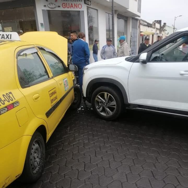 Choque entre dos autos en el centro de Guano