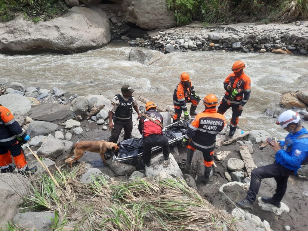 Labores de rescate y mitigación en Sinancumbe, Alausi