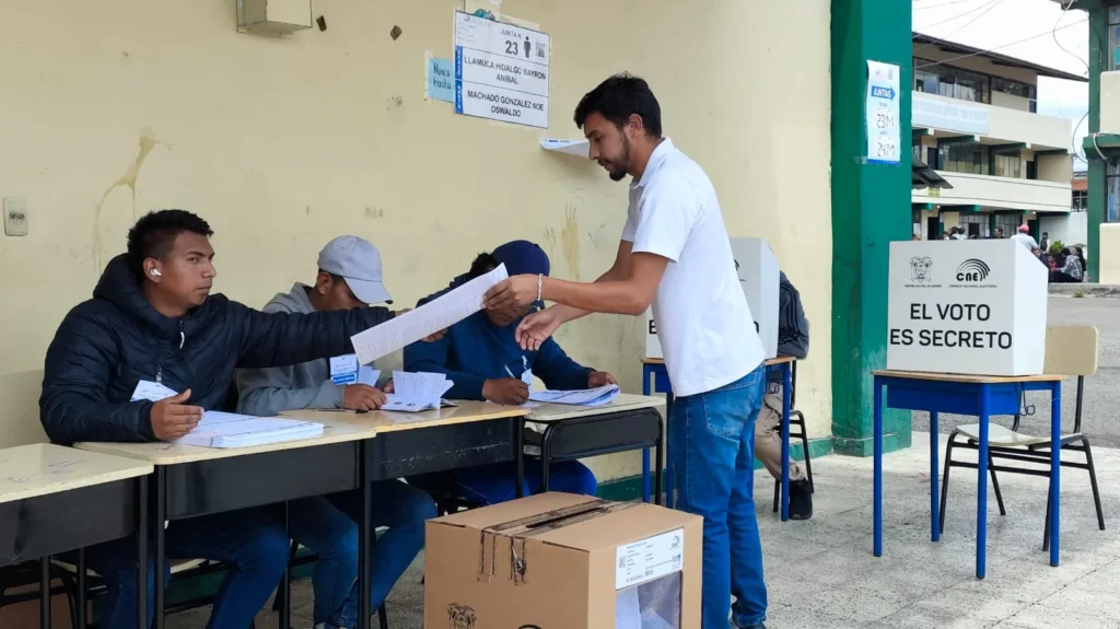 CNE anuncia cambiar los recintos electorales por lluvias. Desde la Revolución Ciudadana dicen que habría fraude electoral.