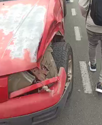 Accidente entre dos vehículos frente a los cevichochos del Villamaría