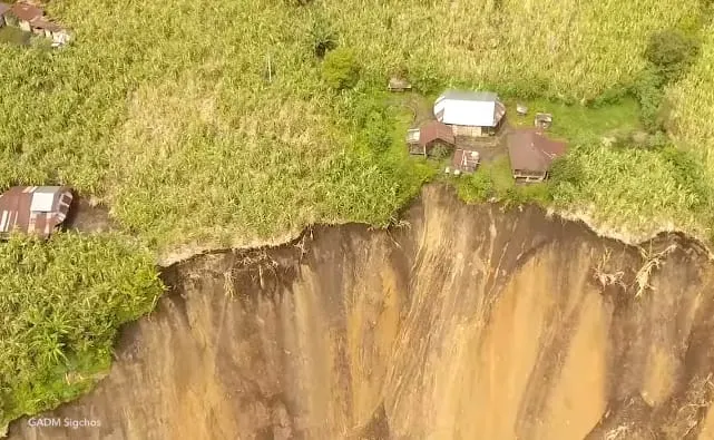 Casas en riesgo por derrumbe.