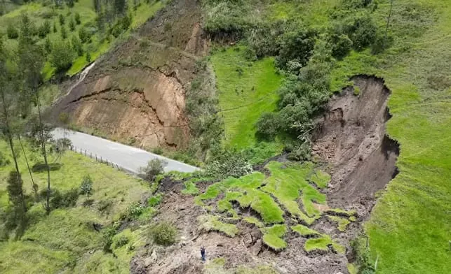 Emergencia invernal. Derrumbes taparon vías en el cantón Sigchos.