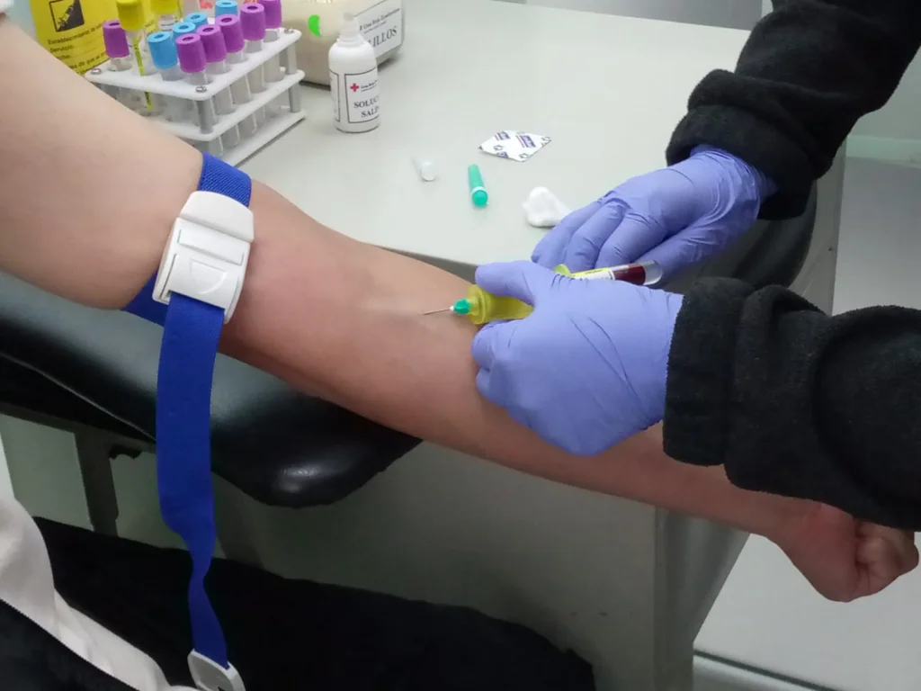 Extracción de sangre para exámenes VIH y VDRL.