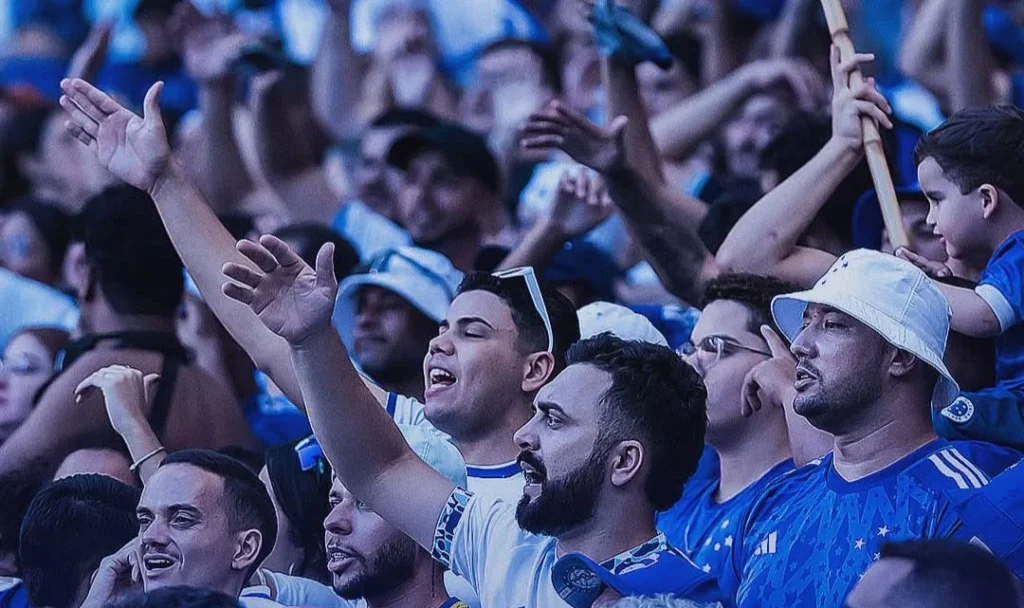 Hinchas de Cruzeiro reaccionan a la derrota ante Mushuc Runa.