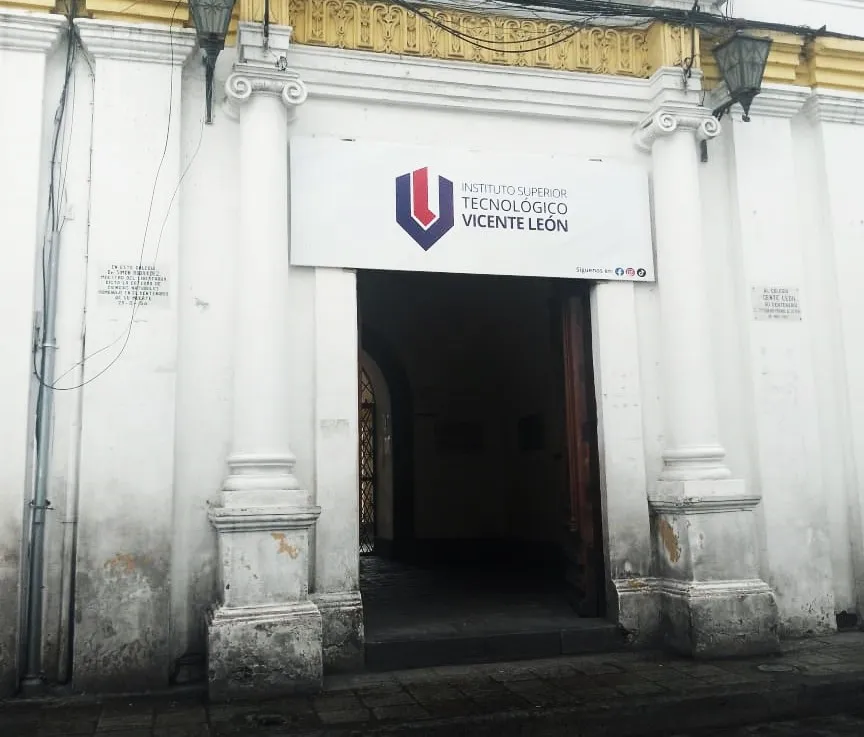 Implicación judicial: Rector I.S.T. Vicente León inocente.