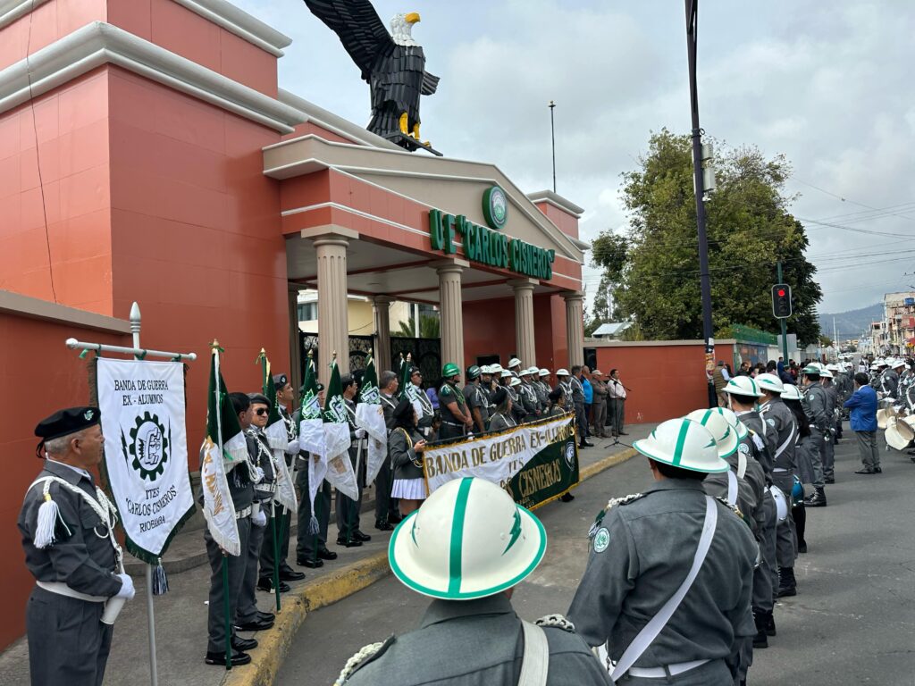 La banda de Guerra de ex alumnos del Instituto Carlos Cisneros se prepara