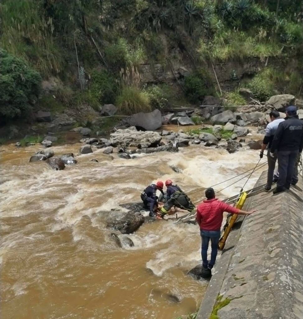 Cuerpo de un hombre en las riberas del río Ambato.
