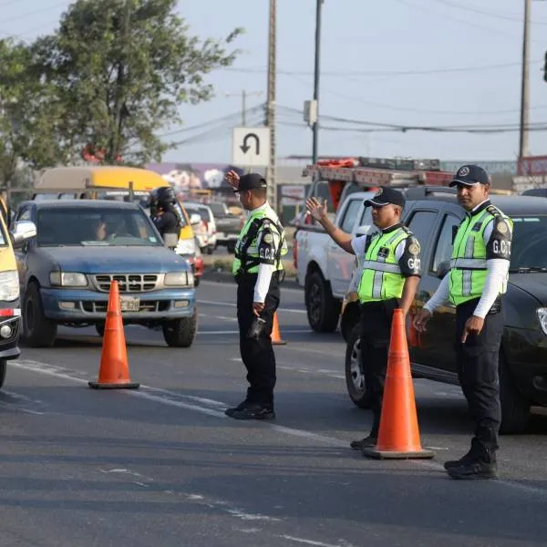 La policía toma el control de las carreteras