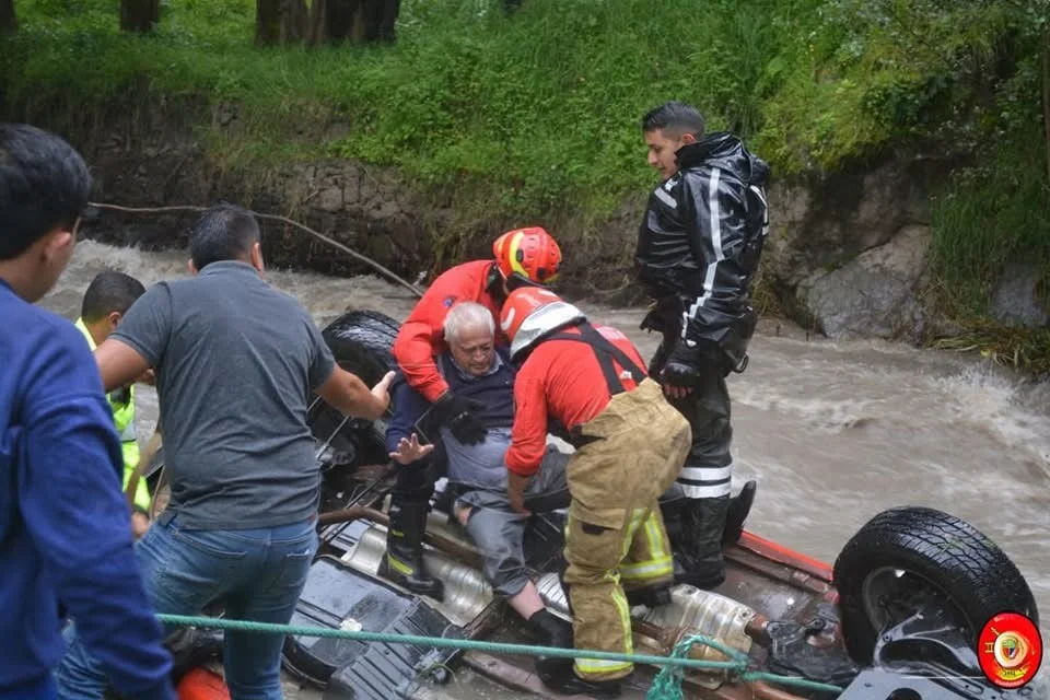 Guaranda: Jeep cae al río y deja herido