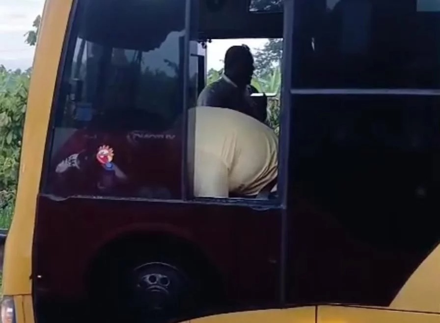 Asesinan a conductor de bus y azafata en pleno viaje de regreso
