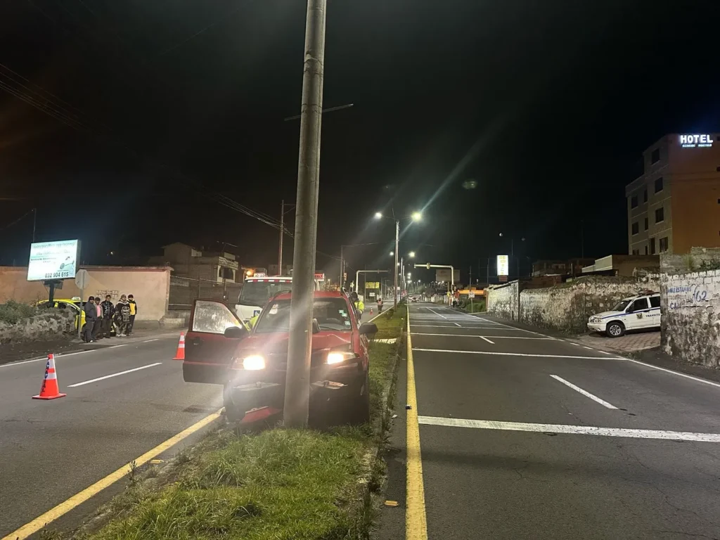 Chocó contra un poste de alumbrado público