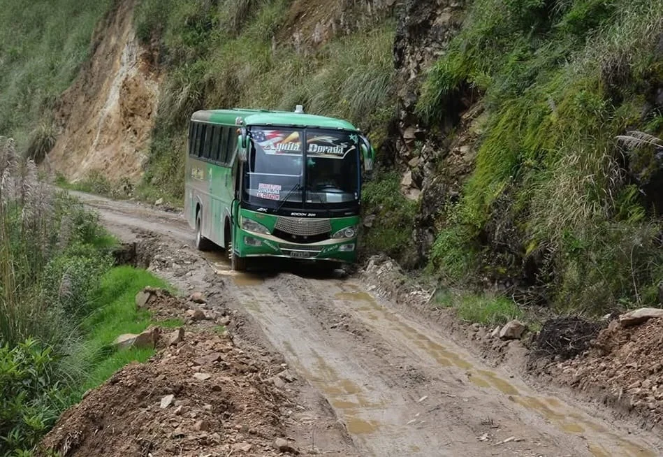 Prefectura de Bolívar verifica daños viales en Simiátug