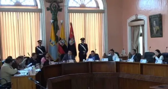 Sesión de concejo municipal tras aprobación de ordenanza en primer debate.