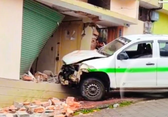 Camioneta impacta contra casa en pendiente de Guaranda