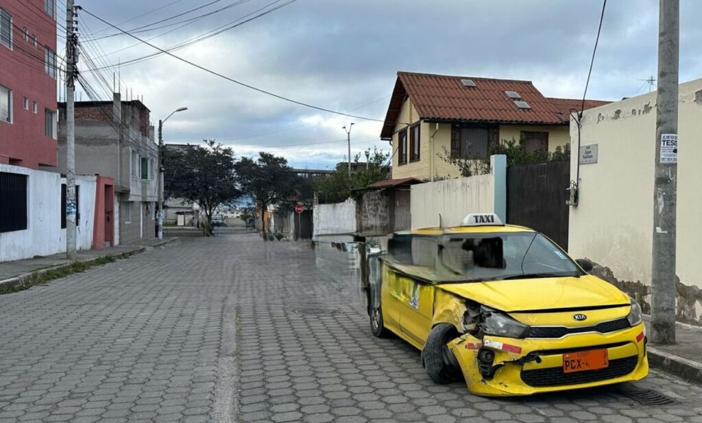 Un taxi permanece abandonado en Riobamba