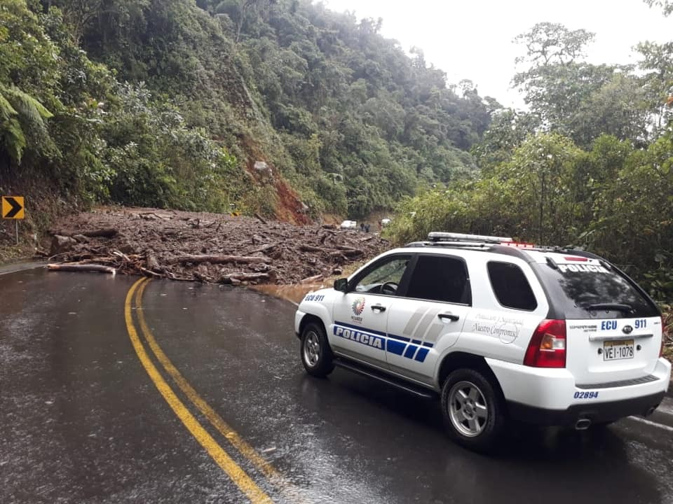 Vía Riobamba - Macas cerrada en el sector Tiguichaca, tras el túnel