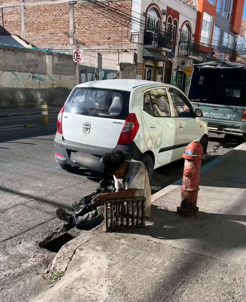 Indigente robó la rejilla de una alcantarilla de Riobamba