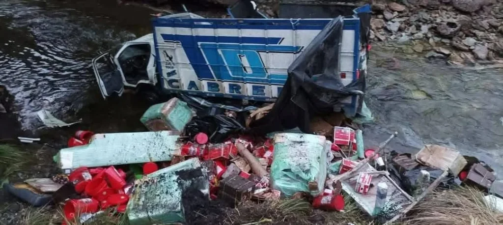Accidente de un camión amenaza con contaminación ambiental