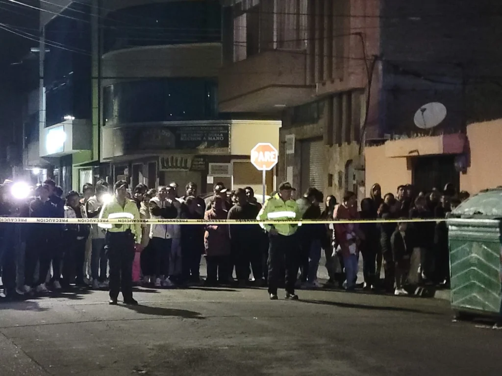 Decenas de personas, llenas de curiosidad, se apostaron tras las cintas de seguridad