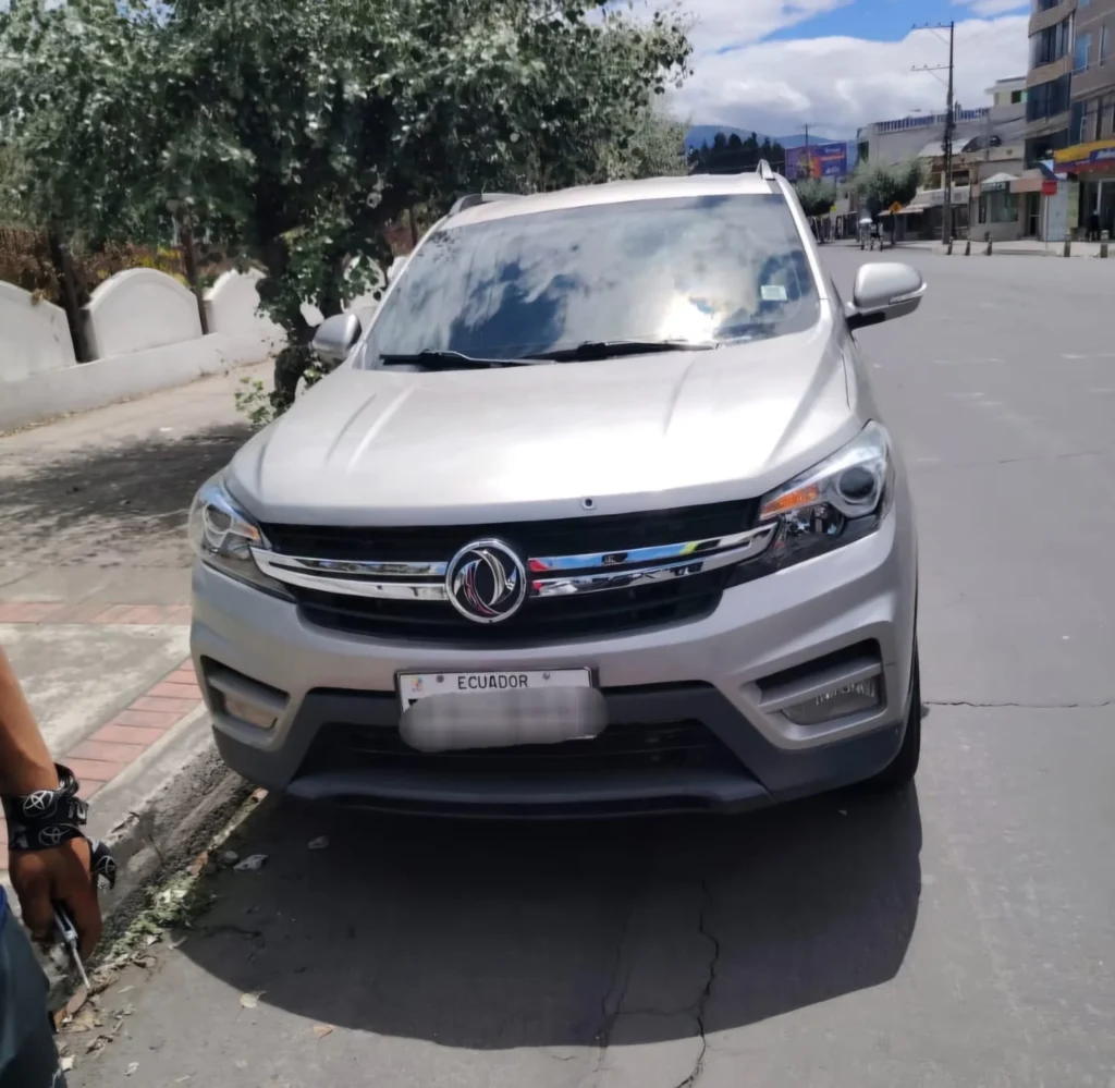 Franklin Roberto E. L. conducía el vehículo DFSK, plateado, de placas PXDX5X6