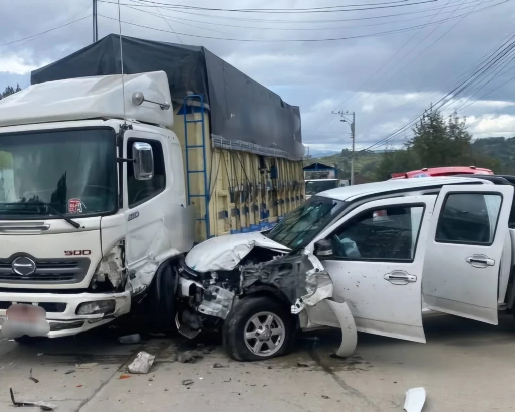 Un nuevo accidente de tránsito dejó a un joven herido en el cantón Guamote. Estuvieron involucrados una camioneta y un camión