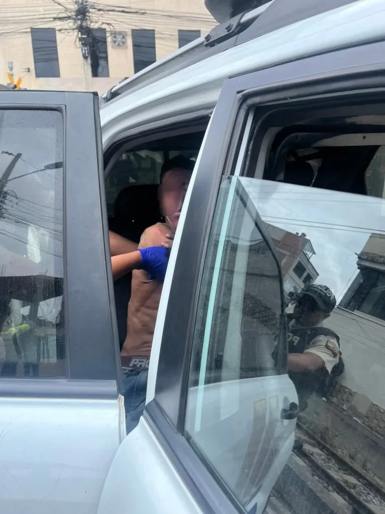 Este extranjero, como nunca, apreció la presencia de la Policía Nacional a su lado