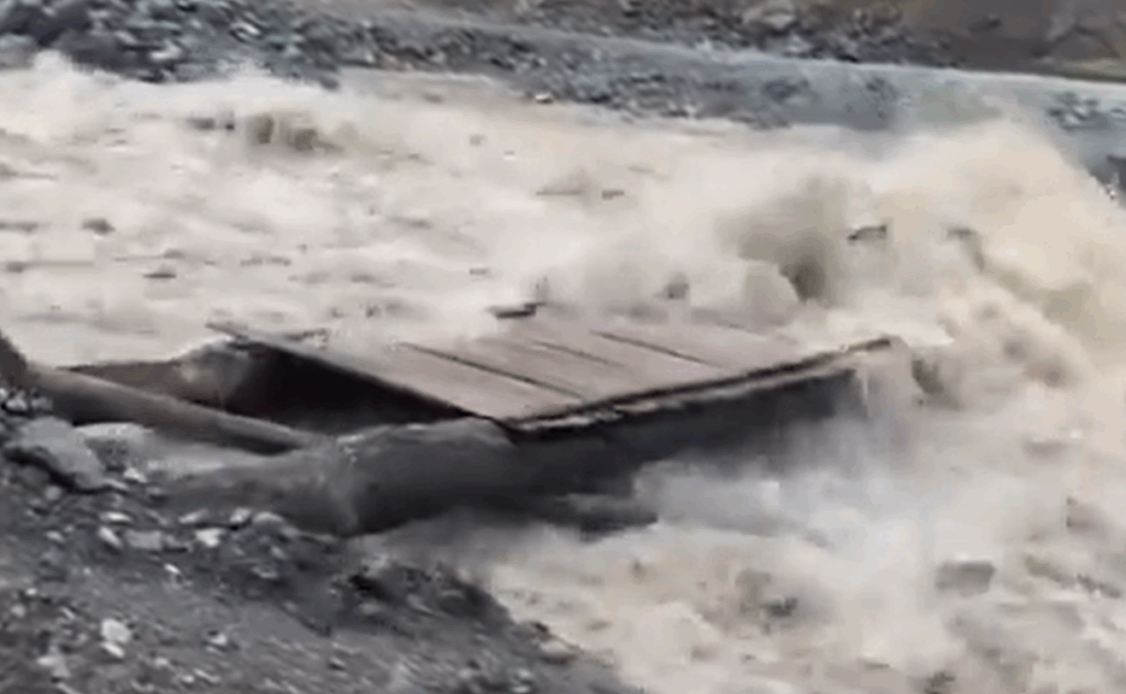 La creciente del río se llevó el puente de madera en Palictahua - Penipe