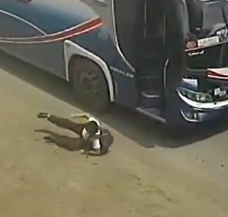 Controlador empujó a niño de un bus y casi muere atropellado