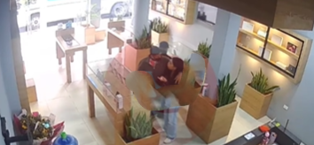 Robo a mano armada en un local de Riobamba