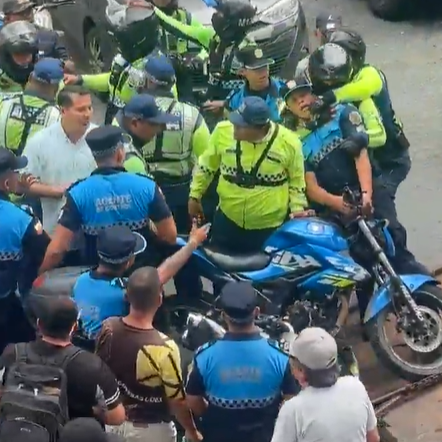 Video capta pelea entre agentes por moto en Guayaquil