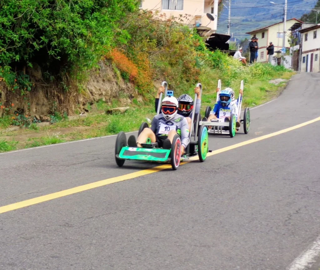 Carrera de coches de madera en Cevallos.
