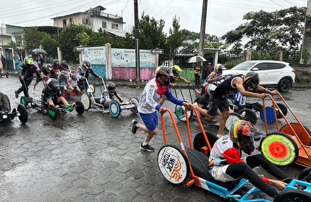 Carrera de coches de madera por las fiestas de Morona